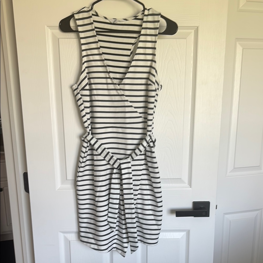 Black and White Mini Sundress with V-Neck and Tie Front